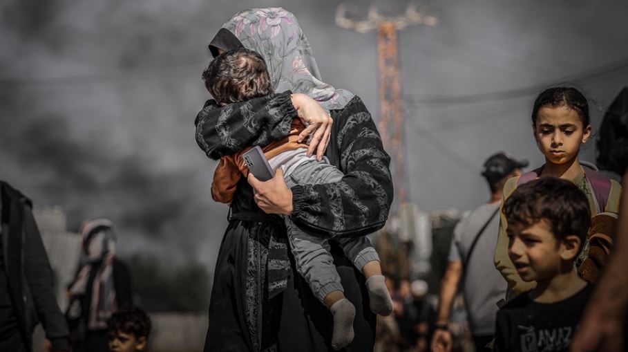 أن-تكوني-أمَّا-في-حرب-غزة.-فقد-ونزوح-وجوع-وإبادة