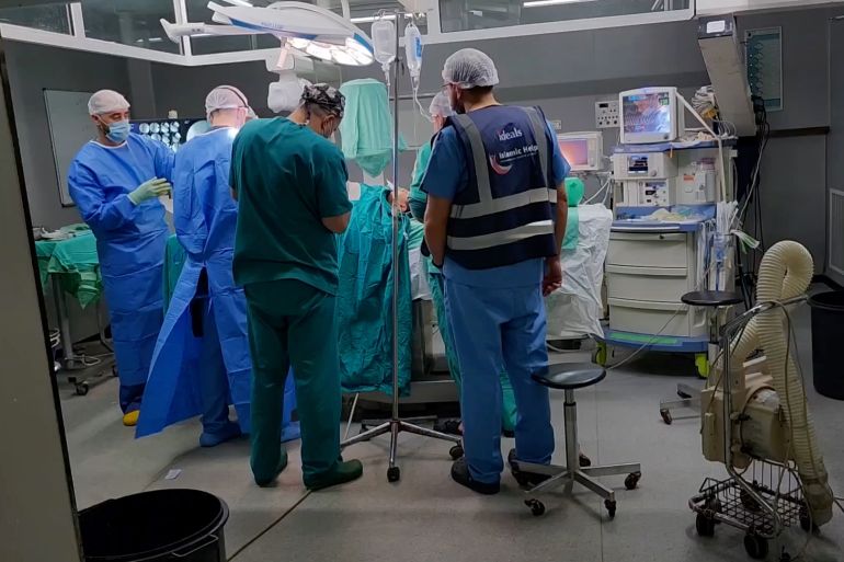 بإمكانيات-محدودة.-أطباء-يجرون-عمليات-جراحية-لمصابين-شمال-غزة