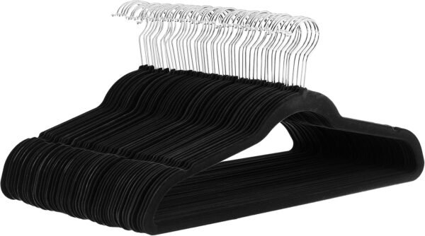 <h3>Amazon Basics Lot de 50 cintres en Velours pour Costumes Noir</h3>