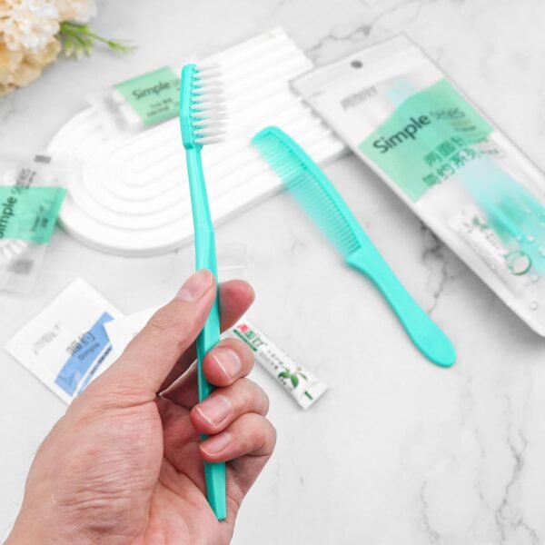 Kit d'hygiène en vrac, emballé individuellement, kit d'hygiène de voyage avec brosse à dents, dentifrice, peigne, shampooing, gel douche, bonnet de douche et savon, convient pour hôtel, maison – Image 4