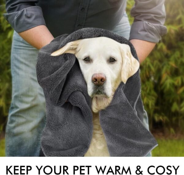 KinHwa Serviette pour Chien Super Absorbant，76cm x 127cm Grande essuie Patte Peignoir Chien séchage Rapide avec Brodé Patte Impression de Nettoyage pour la Pluie,la Douche et la Natation Gri foncé – Image 7