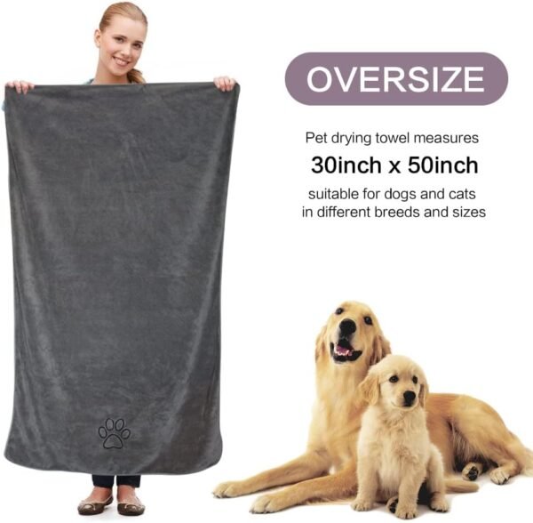 KinHwa Serviette pour Chien Super Absorbant，76cm x 127cm Grande essuie Patte Peignoir Chien séchage Rapide avec Brodé Patte Impression de Nettoyage pour la Pluie,la Douche et la Natation Gri foncé – Image 2
