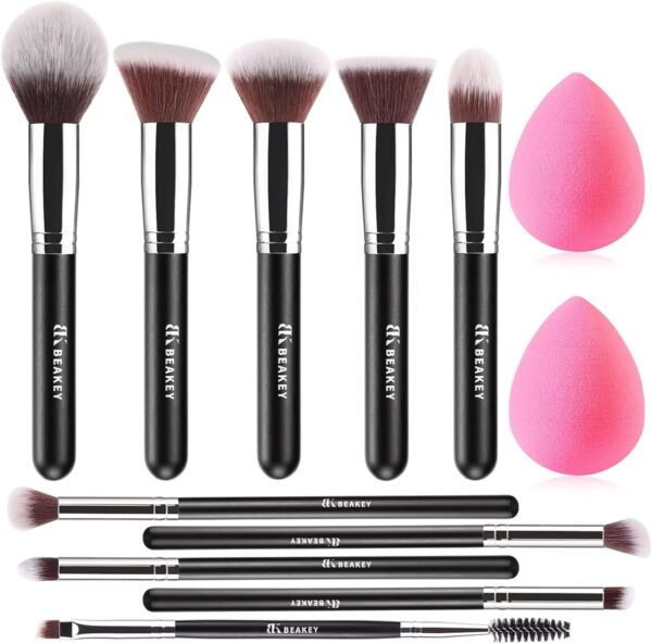 BEAKEY Pinceaux Maquillages Professionnel, Pinceau Maquillage Pour Fond de Teint Blush L'anti-cernes Fard à Paupières Poudre Libre, Avec Blender Eponge(10+2pcs, Noir/Argent)