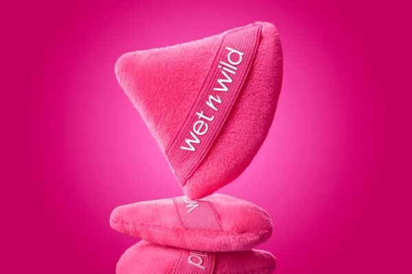 Wet n Wild Powder Puff, Applicateur Réutilisable et Lavable pour Fondre Poudres Libres ou Compactes, Crayon à Lèvres à Fibres Velours Douces, Forme Triangle pour Application Précise – Image 4