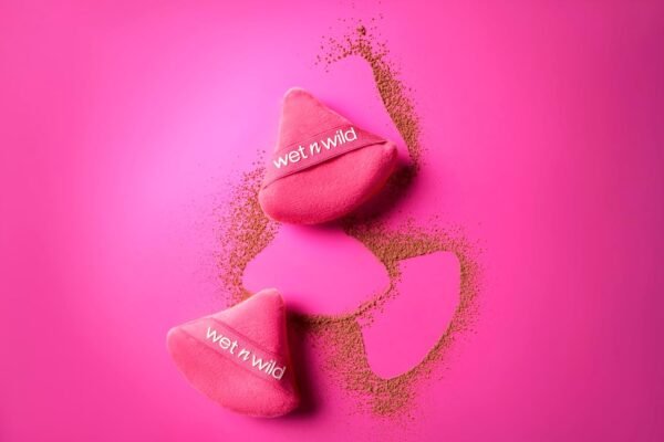 Wet n Wild Powder Puff, Applicateur Réutilisable et Lavable pour Fondre Poudres Libres ou Compactes, Crayon à Lèvres à Fibres Velours Douces, Forme Triangle pour Application Précise – Image 3