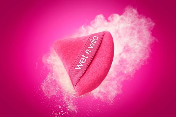 Wet n Wild Powder Puff, Applicateur Réutilisable et Lavable pour Fondre Poudres Libres ou Compactes, Crayon à Lèvres à Fibres Velours Douces, Forme Triangle pour Application Précise – Image 5