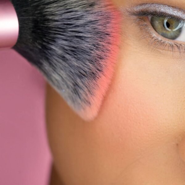 Real Techniques Mini pinceau de maquillage multitâche , pour fard à joues, poudre bronzante et poudre, pinceau pour le visage avec poils synthétiques découpés sur mesure,1 unité – Image 4