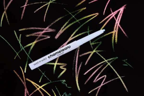 Wet n Wild Chameleon Chrome Retractable Waterproof Eyeliner, Pigments Irisés Réfléchissant la Lumière pour un Changement de Couleur Dynamique, Anti-bavure et Tenue 18 Heures, Electric Prism – Image 5