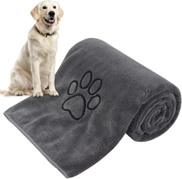 KinHwa Serviette pour Chien Super Absorbant，76cm x 127cm Grande essuie Patte Peignoir Chien séchage Rapide avec Brodé Patte Impression de Nettoyage pour la Pluie,la Douche et la Natation Gri foncé