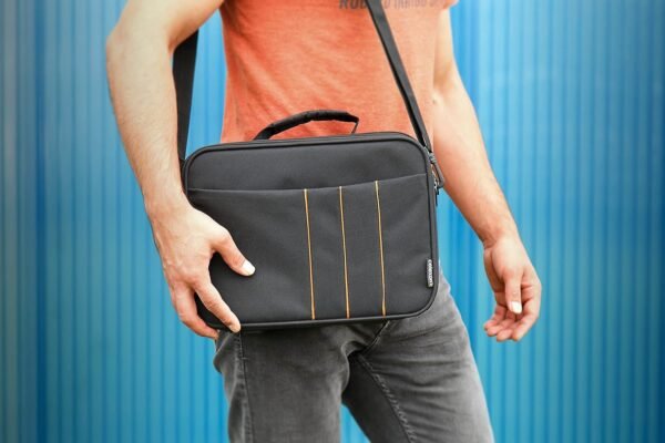 celexon Sacoche de Transport pour vidéoprojecteur Economy Large - 41x29x15cm -Lavable & imperméable -Armature en Coque Rigide -100% Polyester -Noir – Image 4