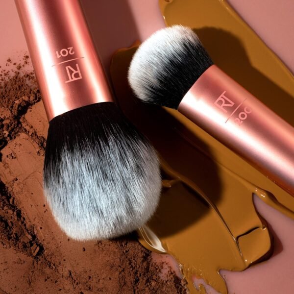 Real Techniques Pinceau de maquillage pour le visage Expert, pour fond de teint liquide et crème, fard à joues et poudre bronzante, couverture modulable pour le maquillage de base,1 unité – Image 5