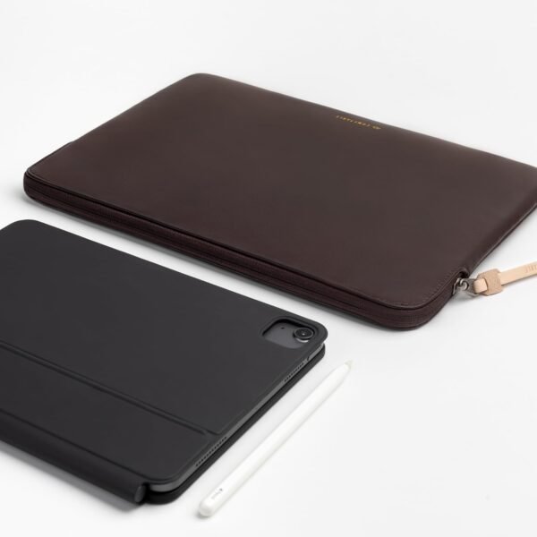 Comfyable Housse fine en cuir PU résistante à l'eau pour tablette compatible avec iPad Air 11" M3 2025, iPad Pro 11" M4 2024 et clavier Smart/Magic avec porte-crayon, chocolat – Image 4